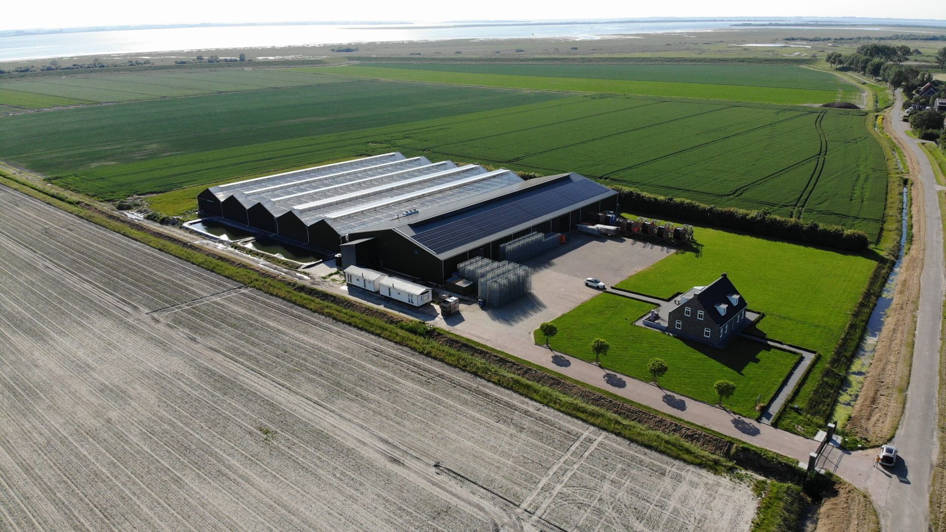 Een luchtfoto van Maliepaard Bloembollen met zicht op de pas aangebrachte zonnepanelen