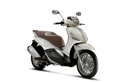 Uno scooter bianco con un sedile marrone su uno sfondo bianco.