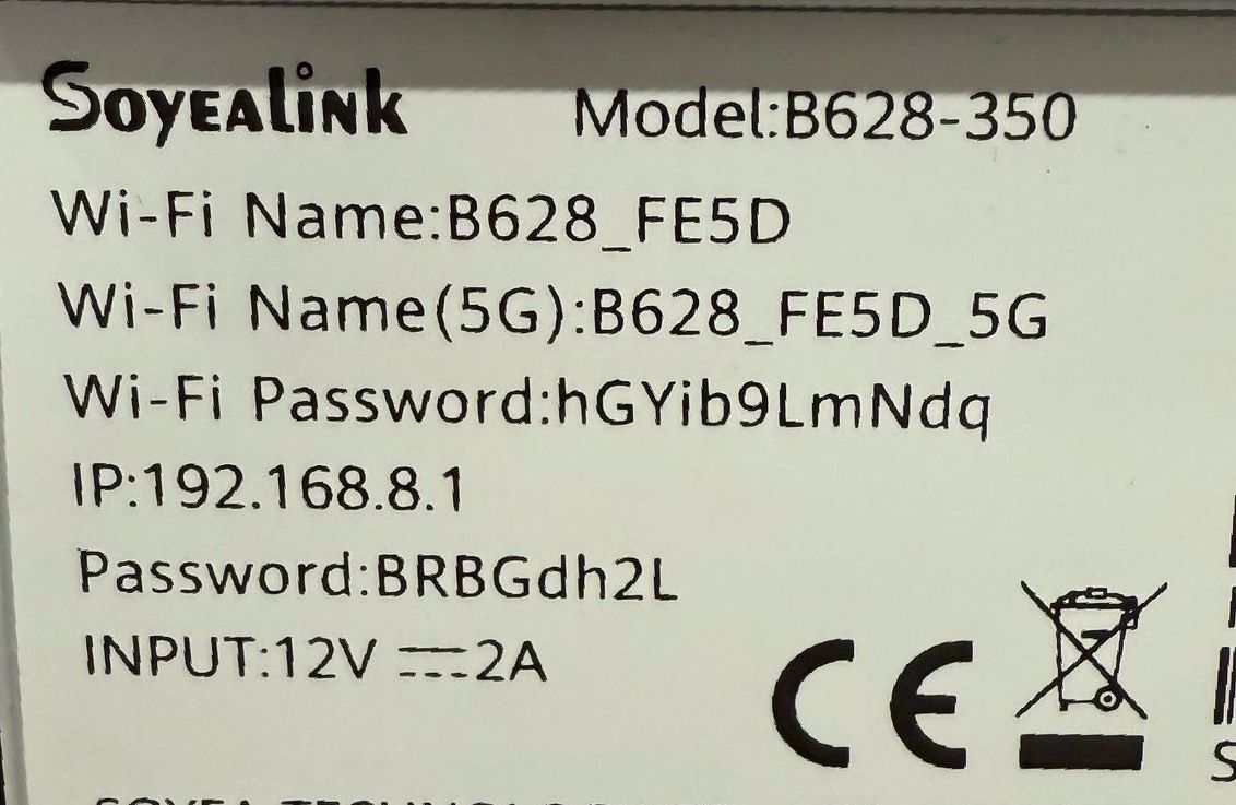 Etichetta su un dispositivo che mostra il nome Wi-Fi, la password, l'indirizzo IP, il modello e la tensione di ingresso.