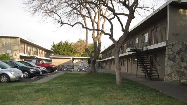8TH STREET APARTMENTS