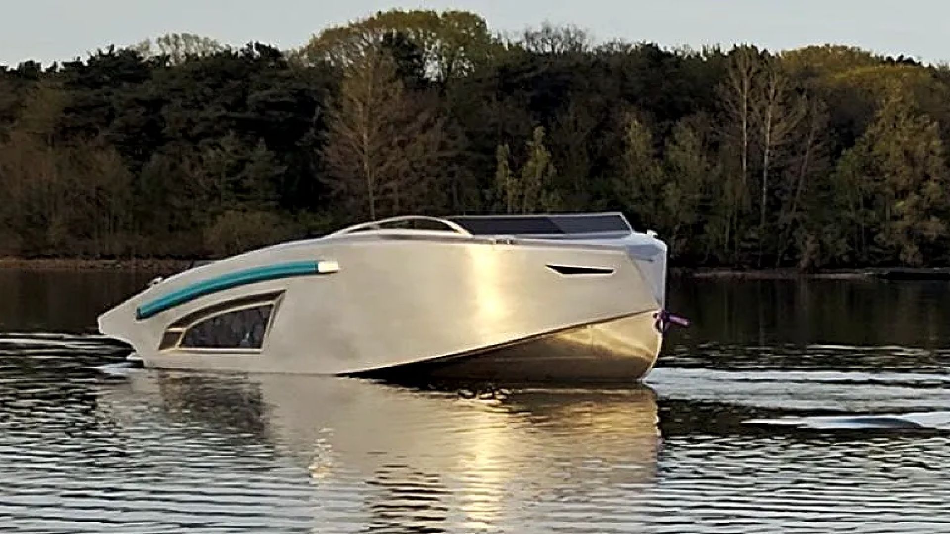 HAVERDESIGN 595 Aluminium Boot varend op het water in Utrecht