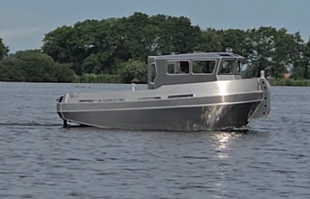 HAVERDESIGN kauitboot in Aluminium varend op het water in Flevoland