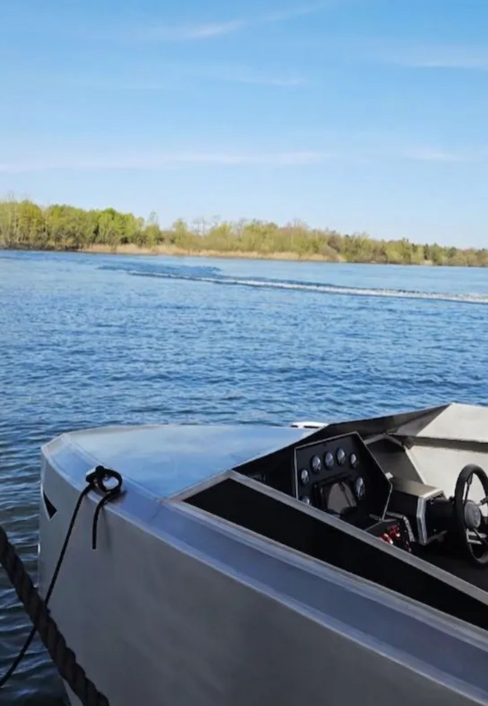 Haverdesign 595 aluminium boot foto van het interieur op het water in Nederland