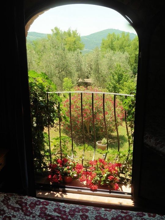 Vista sul giardino e la vallata in appartamento all'agriturismo vicino Pistoia