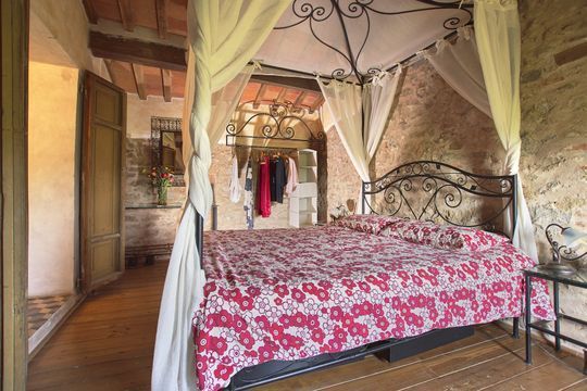 Appartamento con letto a baldacchino in ferro battuto e arredamenti rustici nell'agriturismo I Pitti vicino Pistoia