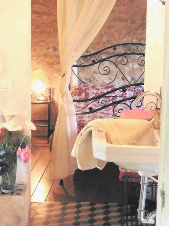 Appartamento con letto a baldacchino in ferro battuto e arredamenti rustici nell'agriturismo I Pitti vicino Pistoia