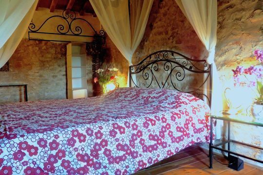 Appartamento di charme con letto a baldacchino in ferro battuto e arredamenti rustici nell'agriturismo I Pitti vicino Pistoia