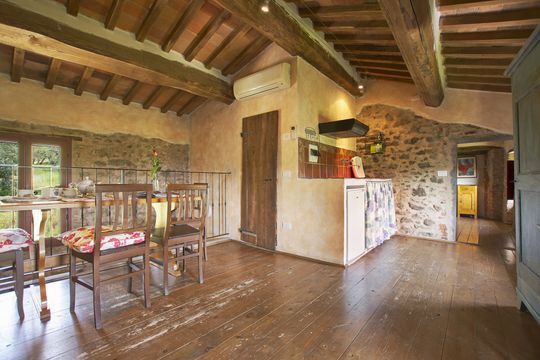 Soggiorno con angolo cottura attrezzato in appartamento dell'agriturismo I Pitti in Toscana