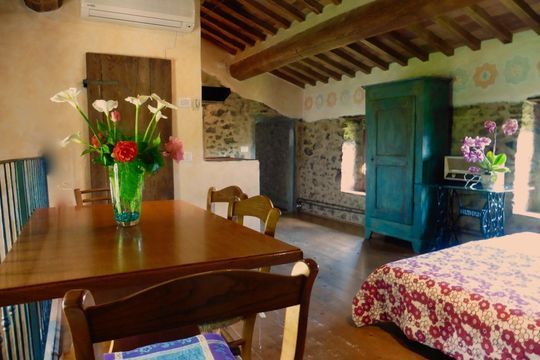 Soggiorno luminoso con Interni in pietra a vista  per vacanze in agriturismo in Toscana 