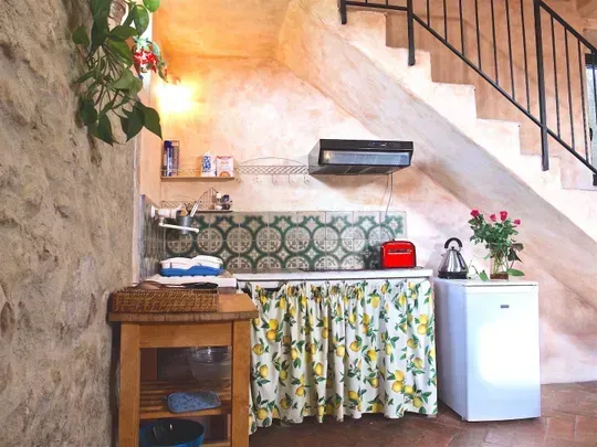 Soggiorno con angolo cottura in appartamento agriturismo in Toscana