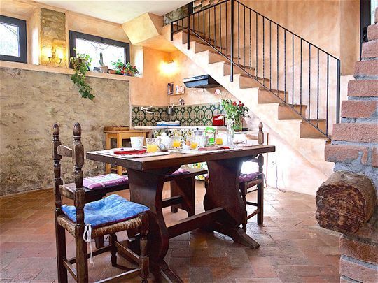 Soggiorno con angolo cottura in appartamento agriturismo in Toscana