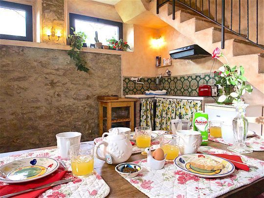Soggiorno con angolo cottura in appartamento agriturismo in Toscana