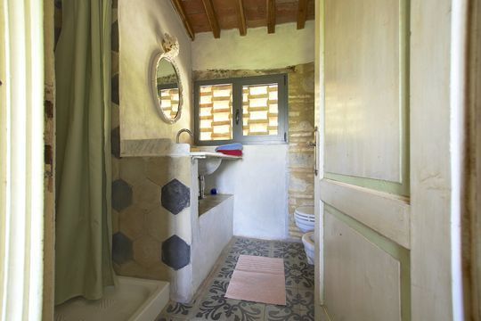 Bagno e doccia puliti e confortevoli in agriturismo in Toscana