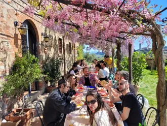 Pranzi e cene sotto la pergola in agriturismo a Pistoia