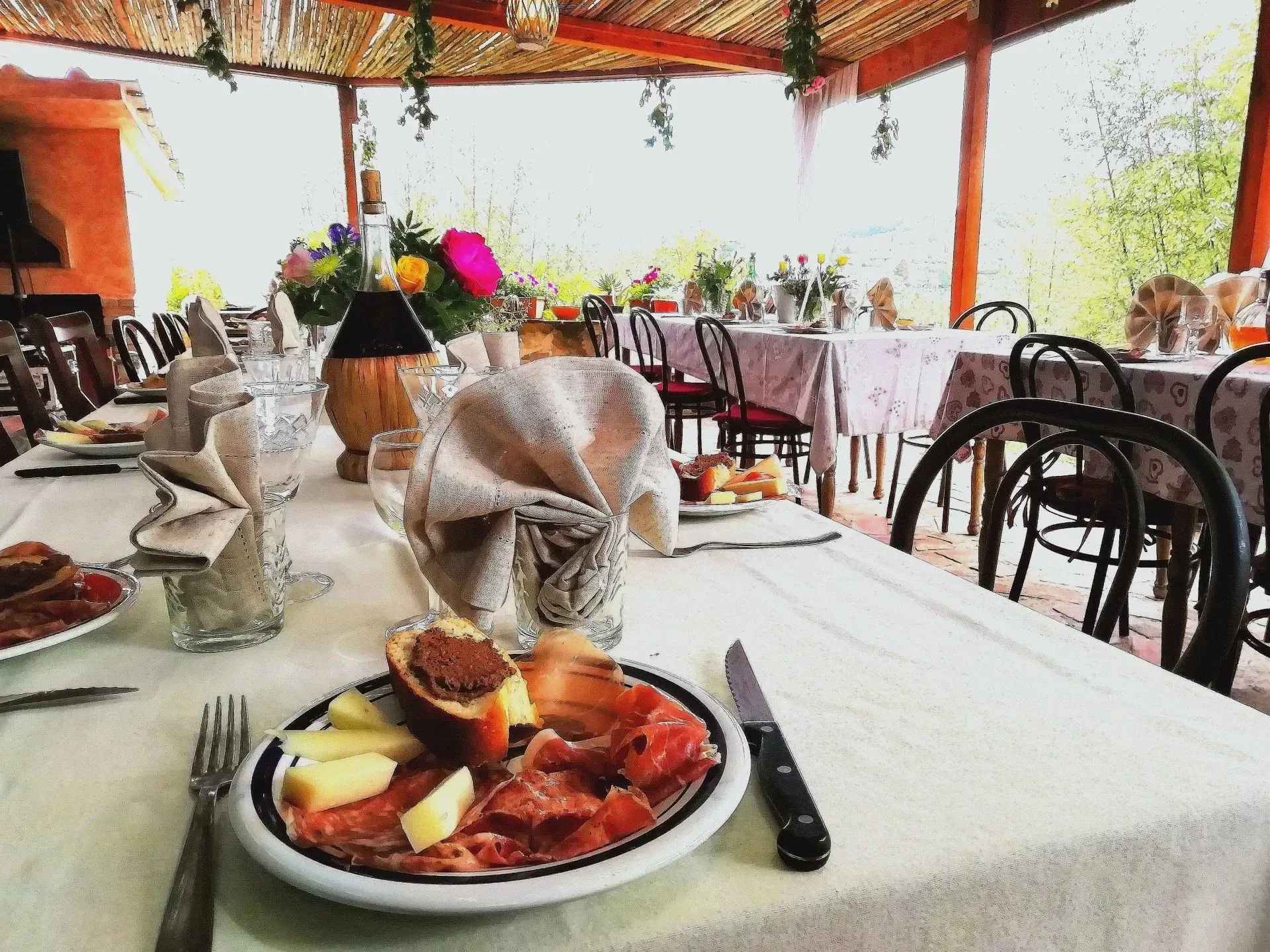 terrazza coperta con forno a legna per zona relax e cerimonie dell'agriturismo I Pitti, vicino Pistoia