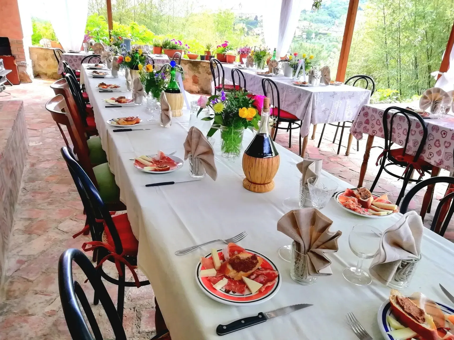 terrazza coperta con forno a legna per zona relax e cerimonie dell'agriturismo I Pitti, vicino Pistoia