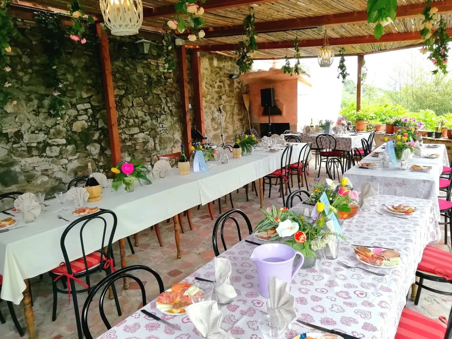 terrazza coperta con forno a legna per zona relax e cerimonie dell'agriturismo I Pitti, vicino Pistoia