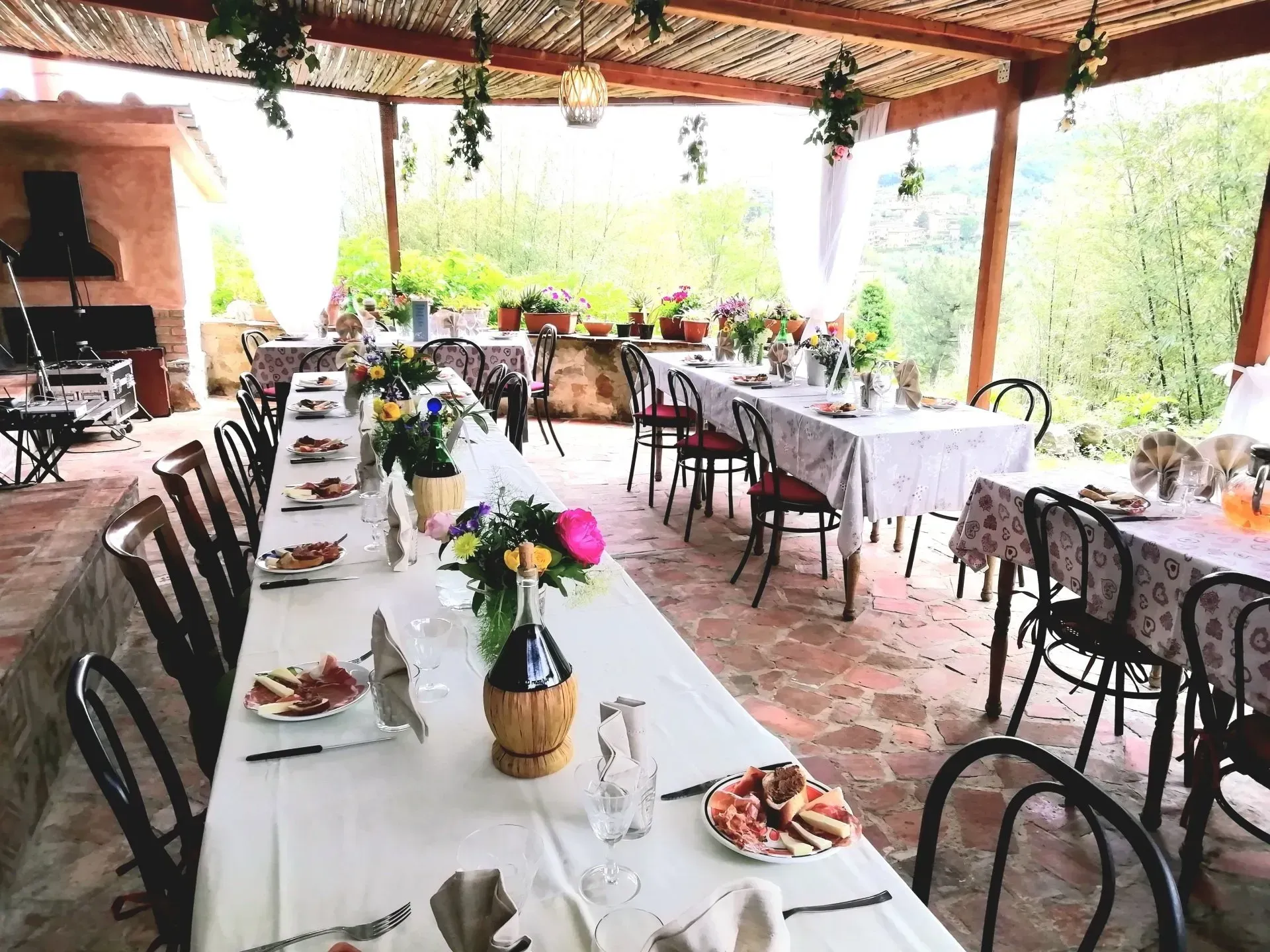 terrazza coperta con forno a legna per zona relax e cerimonie dell'agriturismo I Pitti, vicino Pistoia