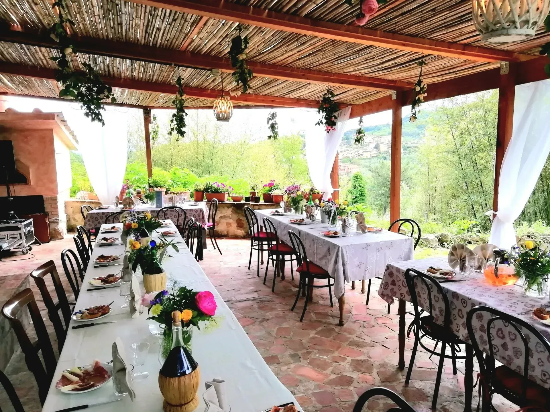 terrazza coperta con forno a legna per zona relax e cerimonie dell'agriturismo I Pitti, vicino Pistoia