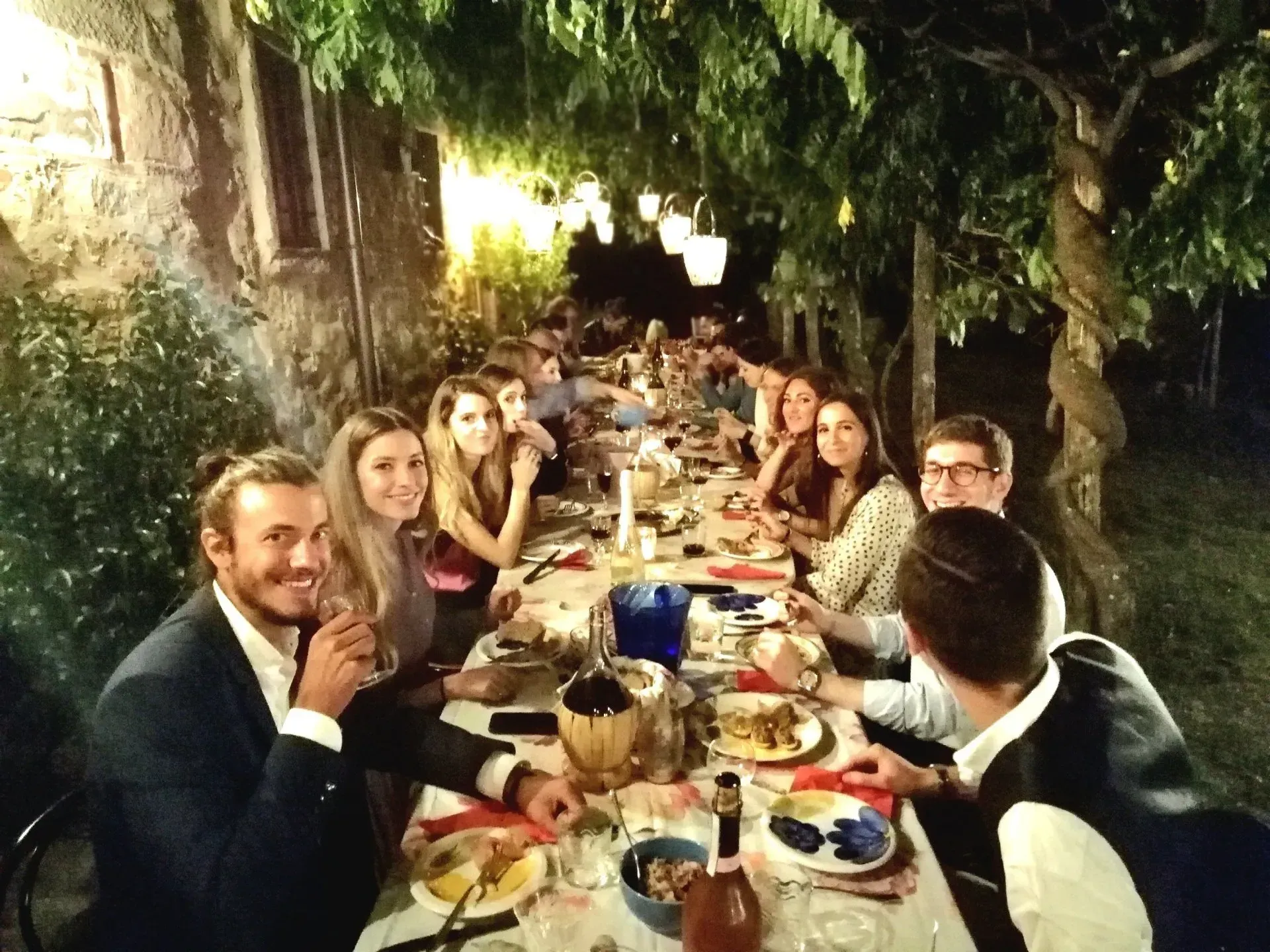 Cena elegante con atmosfera sotto la pergola di glicine all'agriturismo I Pitti, vicino Pistoia