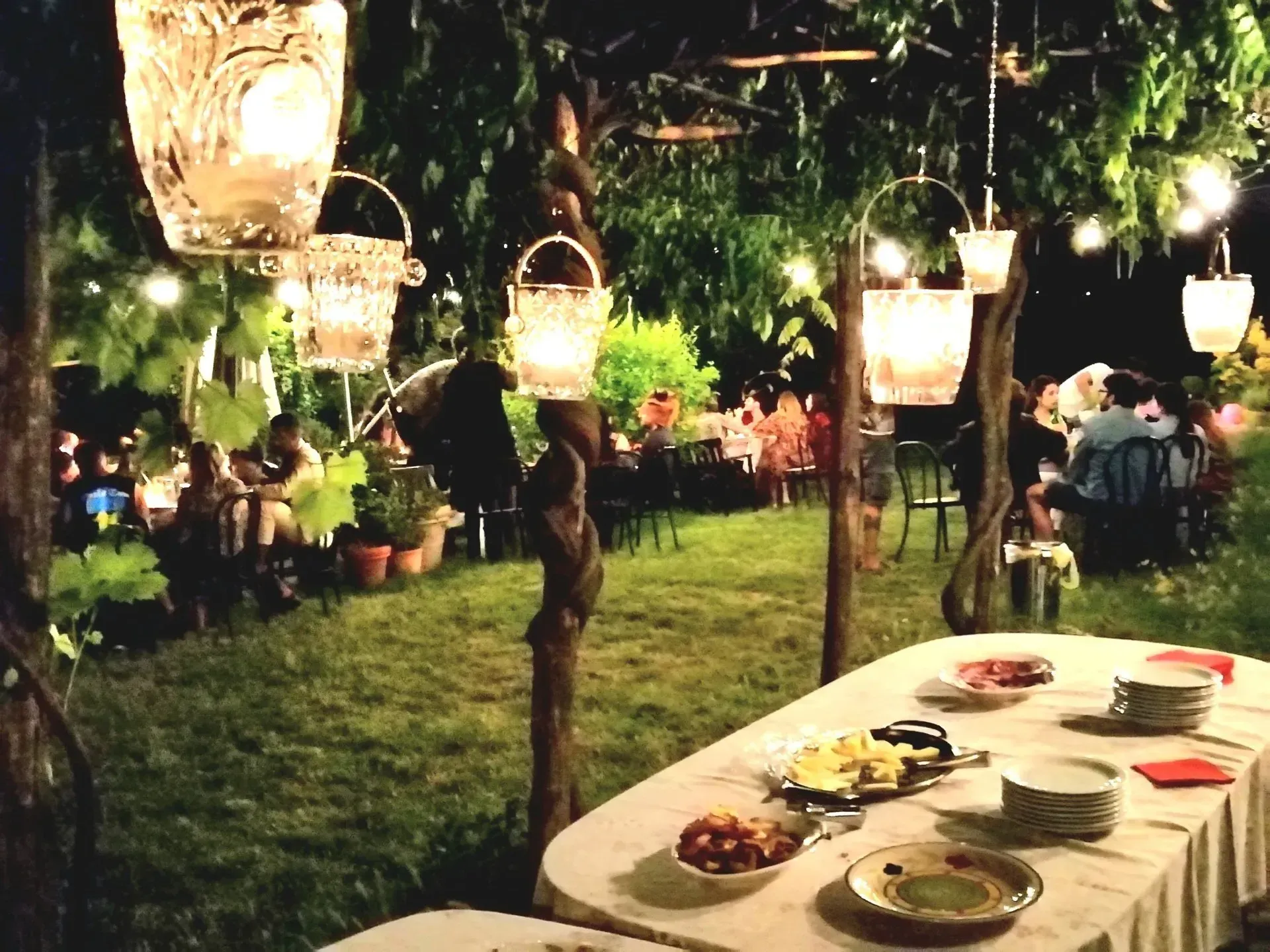 Festa in Giardino di notte con atmosfera all'agriturismo I Pitti, vicino Pistoia