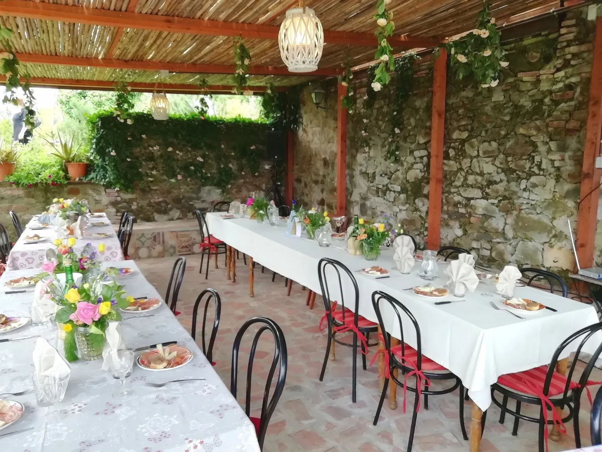 terrazza coperta con forno a legna per zona relax e cerimonie dell'agriturismo I Pitti, vicino Pistoia