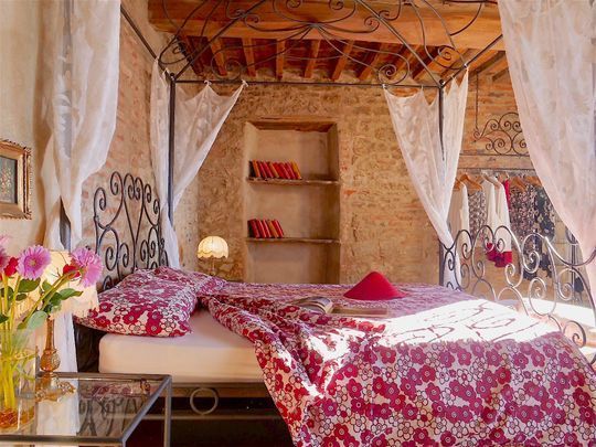Suite Grande di charme dell’Agriturismo I Pitti con arredi tradizionali toscani