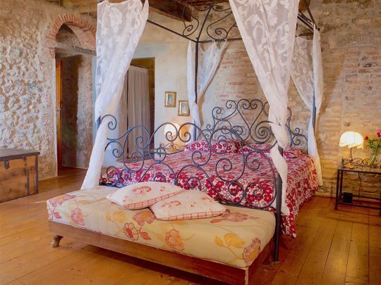 Camera da letto di charme dell’Agriturismo I Pitti con arredi tradizionali toscani