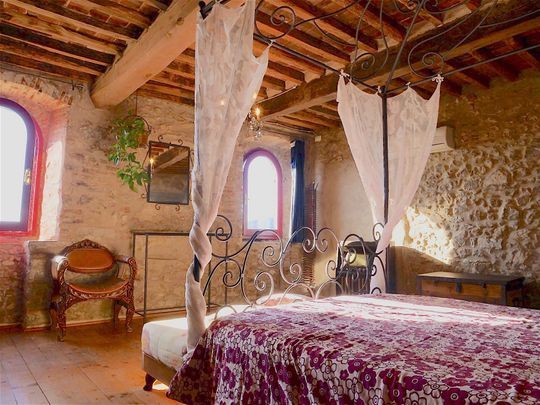 Camera matrimoniale di fascino in agriturismo  vicino Pistoia