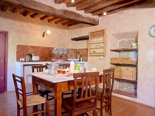 Soggiorno con angolo cottura in Suite Grande  agriturismo in Toscana