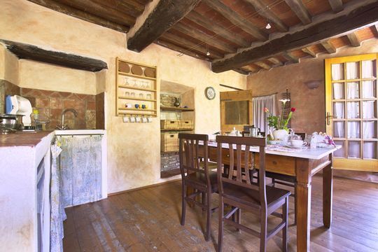 Soggiorno con angolo cottura in appartamento agriturismo in Toscana