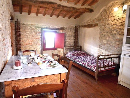 Appartamento di charme dell’Agriturismo I Pitti con arredi tradizionali toscani