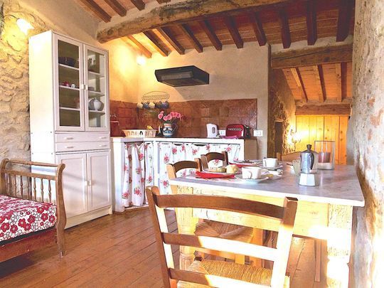 Soggiorno con angolo cottura attrezzato in appartamento agriturismo in Toscana