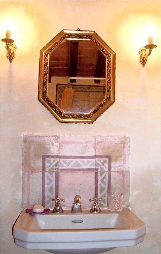 Dettaglio bagno con finiture curate e stile semplice
