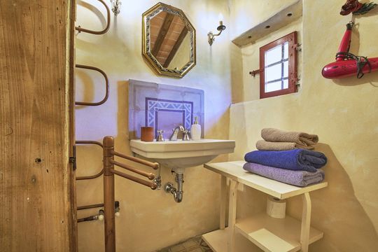 Bagno con doccia in appartamento ideale per vacanze in Toscana