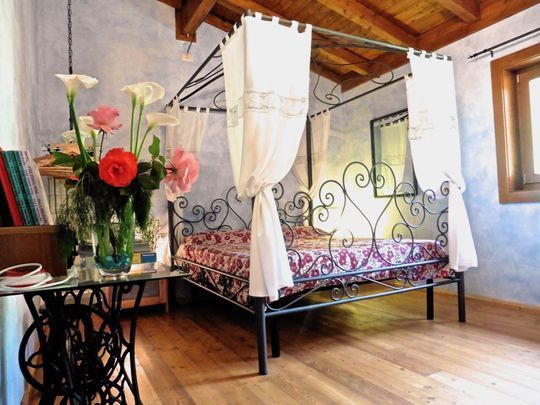 Camera matrimoniale in agriturismo di charme vicino Pistoia