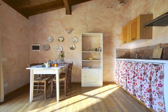 Soggiorno con angolo cottura in appartamento Lavanda on agriturismo in Toscana