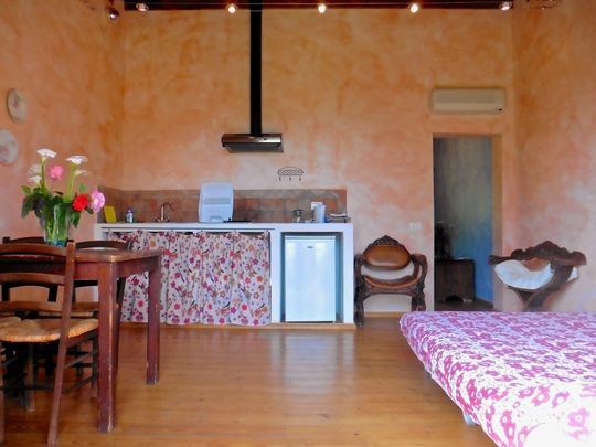 Soggiorno con angolo cottura in appartamento agriturismo in Toscana