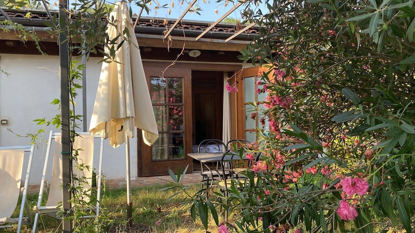 Giardino e zona pranzo e teli ombreggianti dell'appartamento dell’Agriturismo I Pitti in Toscana vicino Pistoia