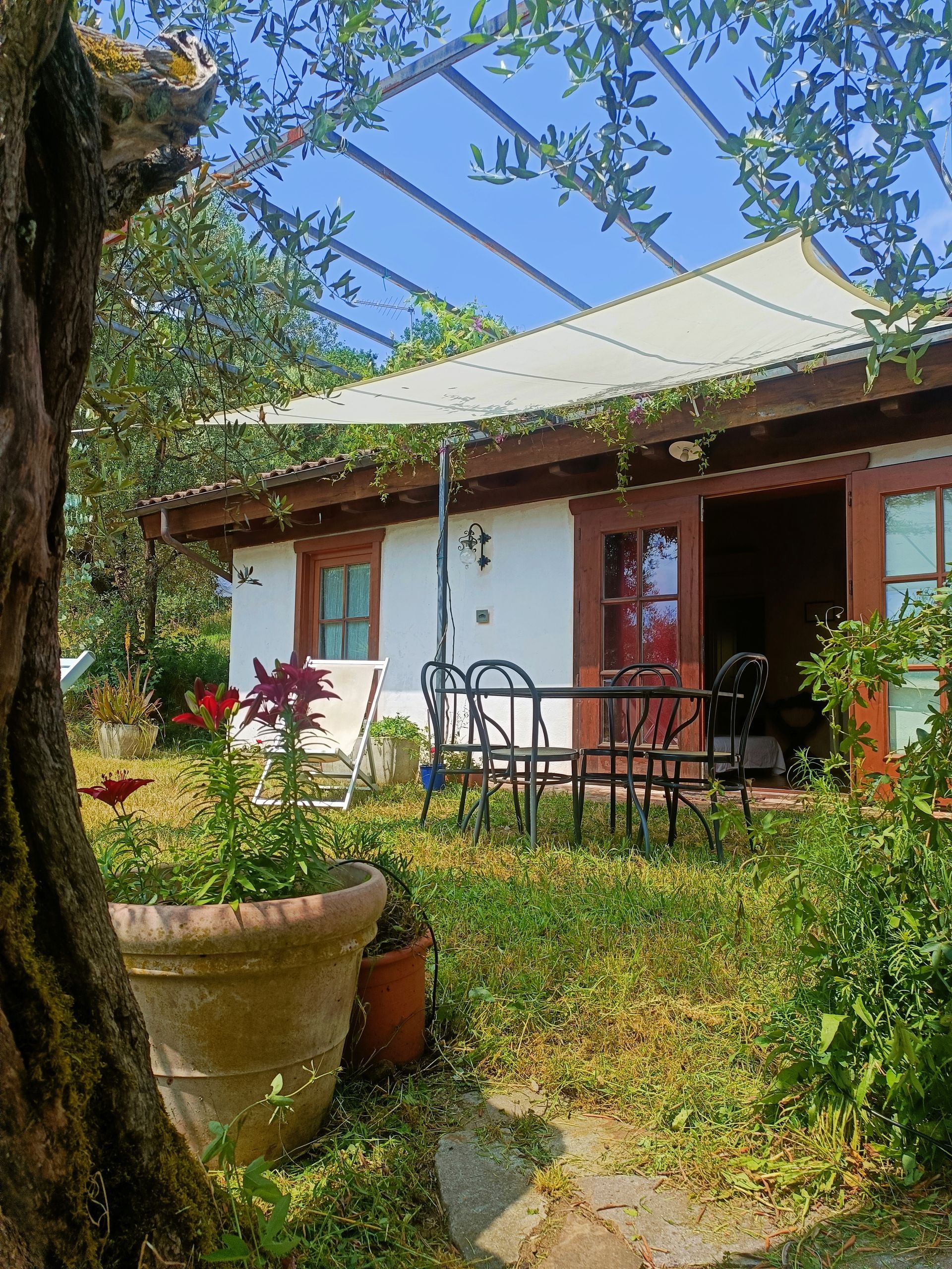 Giardino e zona pranzo dell'appartamento dell’Agriturismo I Pitti in Toscana vicino Pistoia