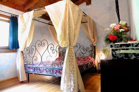 Grazioso appartamento con letto a baldacchino in ferro battuto e arredi rustici in agriturismo di charme vicino a Pistoia.