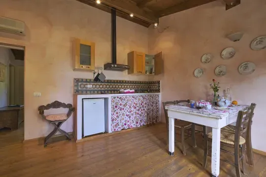 Soggiorno con angolo cottura in appartamento agriturismo in Toscana