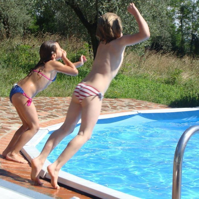 un tuffo in piscina all'agriturismo i Pitti