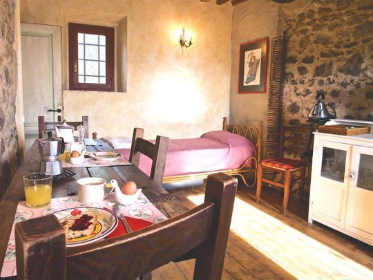 Soggiorno con angolo cottura in appartamento agriturismo in Toscana