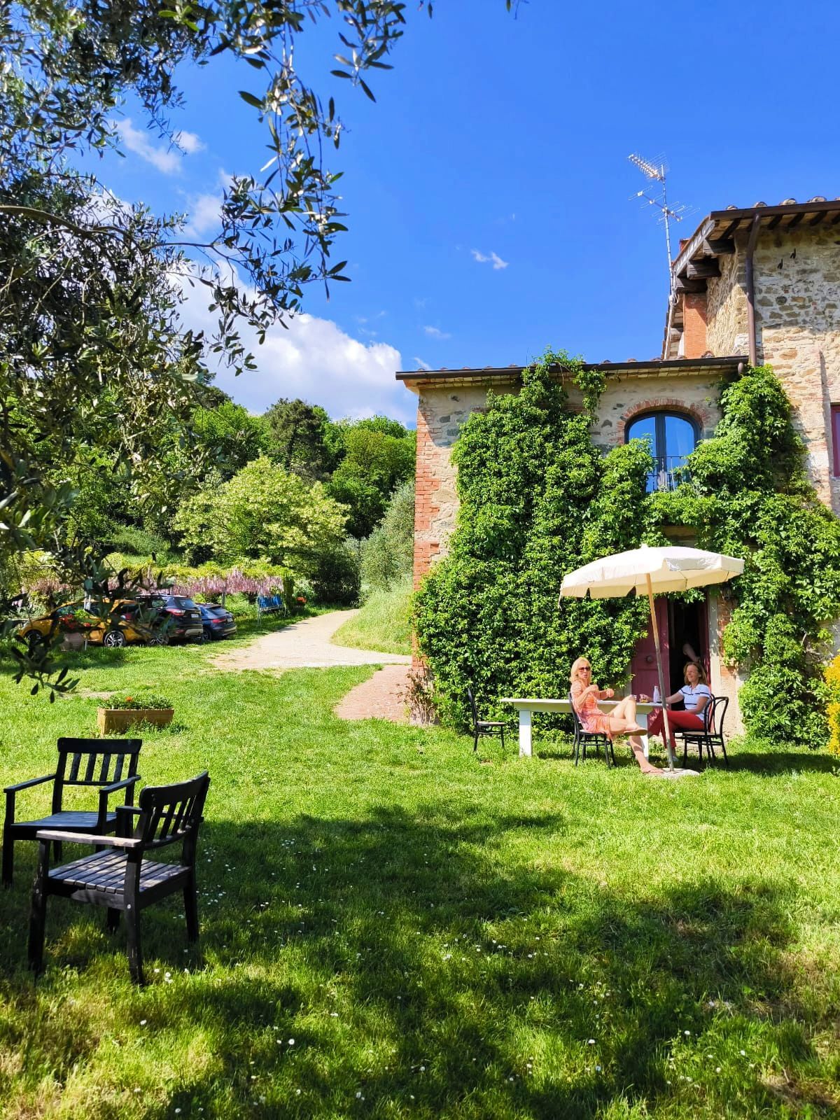 Facciata in pietra dell’Agriturismo I Pitti in Toscana vicino Pistoia