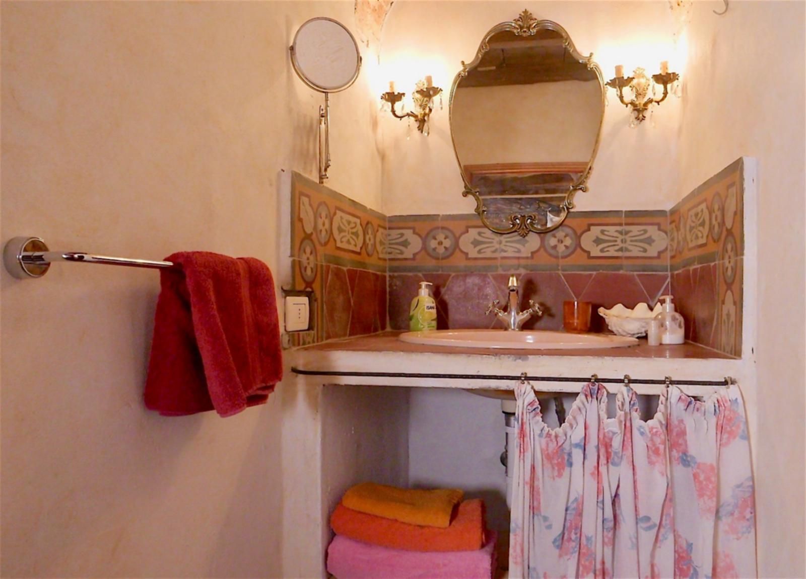 Dettaglio bagno con finiture curate e stile semplice