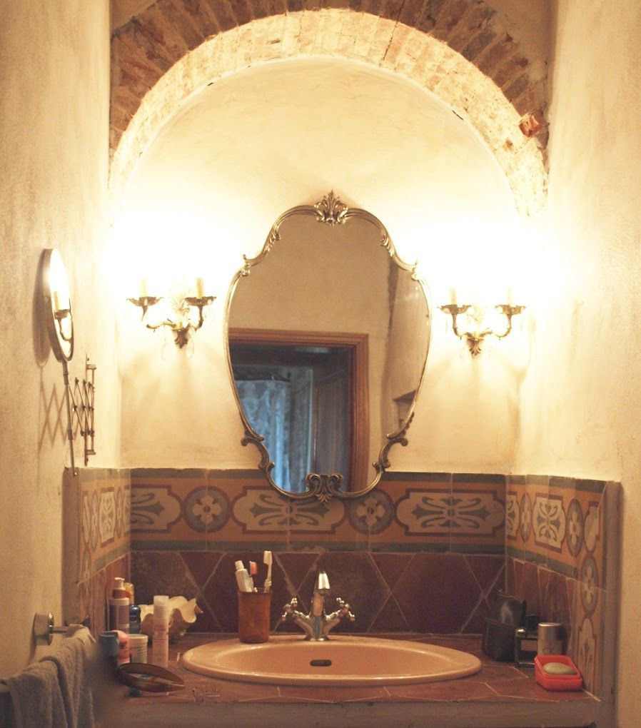 Dettaglio bagno con finiture curate e stile semplice