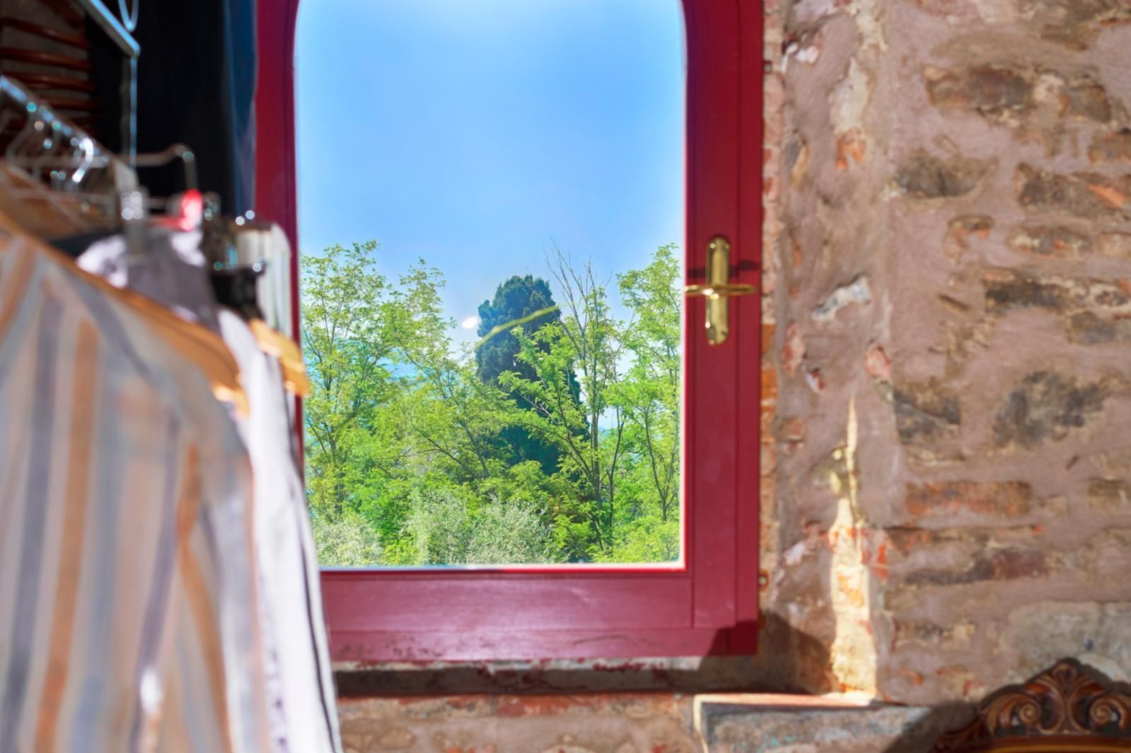 Vista sul giardino dall'appartamento dell'Agriturismo I Pitti, in Toscana