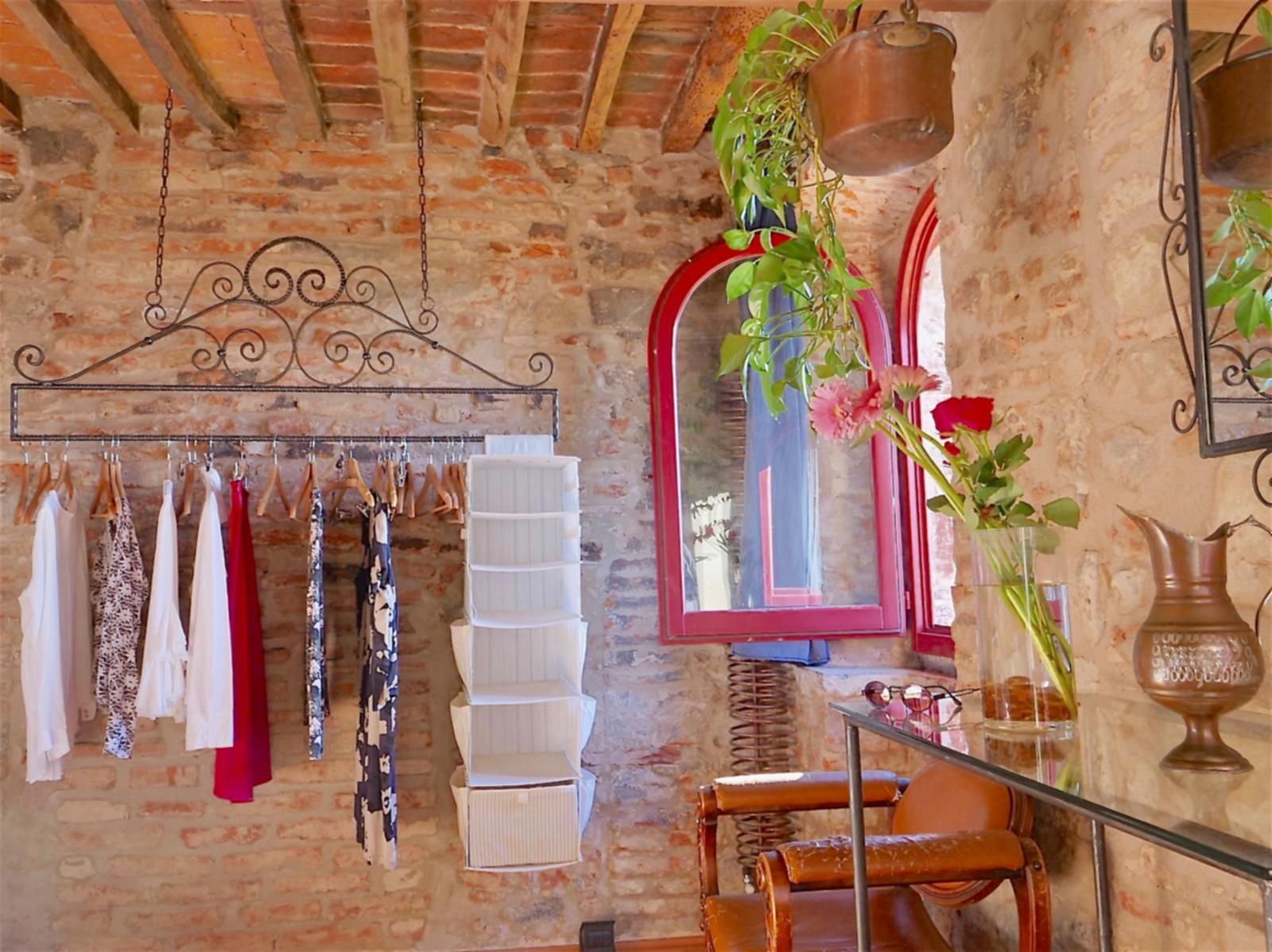 Camera luminosa con mobili classici all’Agriturismo I Pitti