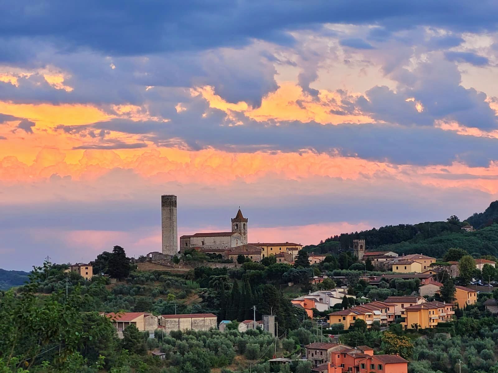 Vista de Serravalle Pistoiese, un histórico pueblo en la cima de una colina cerca de Agriturismo I Pitti